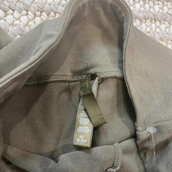 Skims Outdoor High Waisted Banded Leggings - Picture 4 of 4